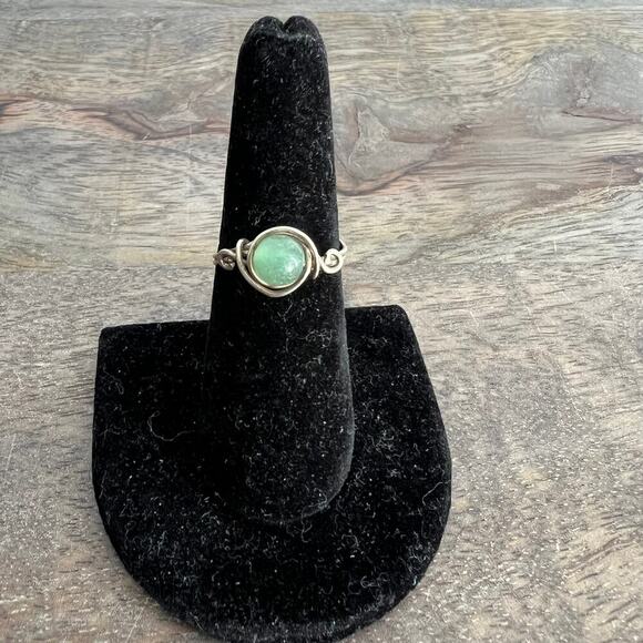 🍭6/$30 Handmaid silver coil ring with milky green gem - size 7.75 - Picture 1 of 6